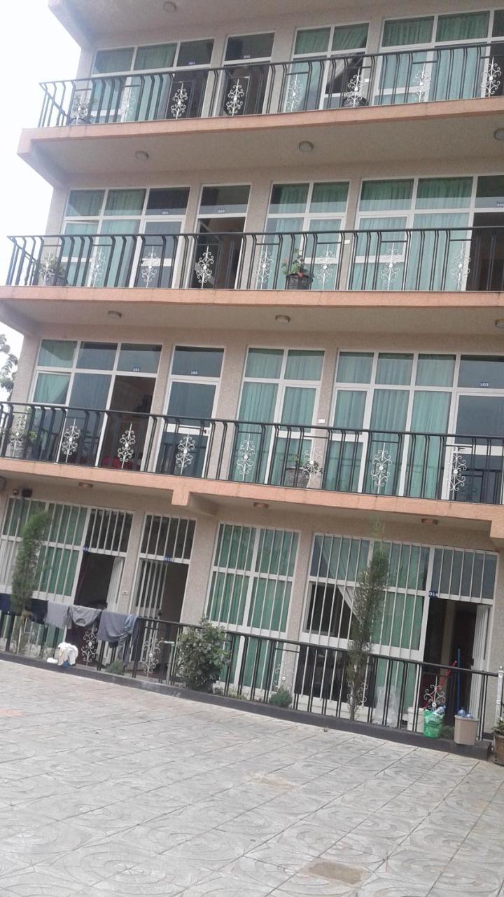 Caron Pension Bahir Dar Bagian luar foto